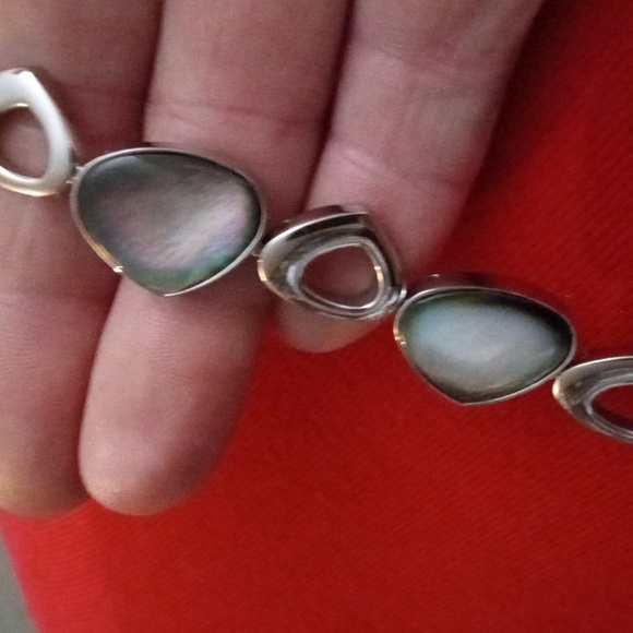 Elegant Silver Teardrop Bracelet - Picture 5 of 5